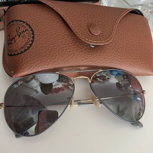 ray-ban aviators. one size. grey and gold.